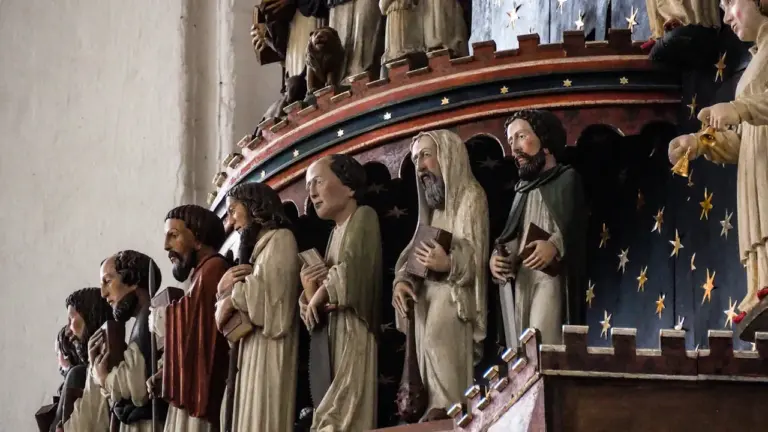 Historyczne rzeźby w Bazylice Mariackiej w Gdańsku podczas międzynarodowego festiwalu muzyki organowej