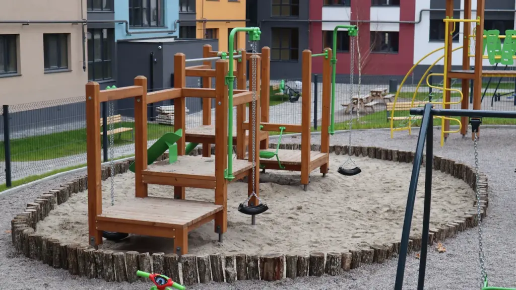 Nowoczesny plac zabaw z piaskownicą na osiedlu mieszkaniowym w Opolu
