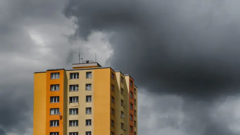 Alert RCB i ostrzeżenie IMGW: sprawdź obszar i czas przed wyjściem
