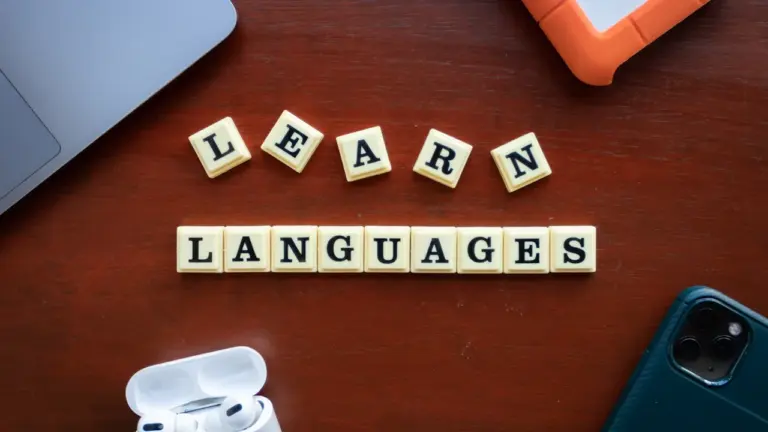 Kafelki do gry układające się w hasło Learn Languages na biurku