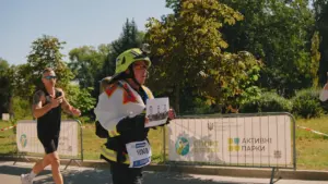 Biegacz w parku podczas zawodów sportowych na otwartym terenie.