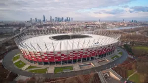 Widok z lotu ptaka na stadion PGE Narodowy w Warszawie na tle miasta.