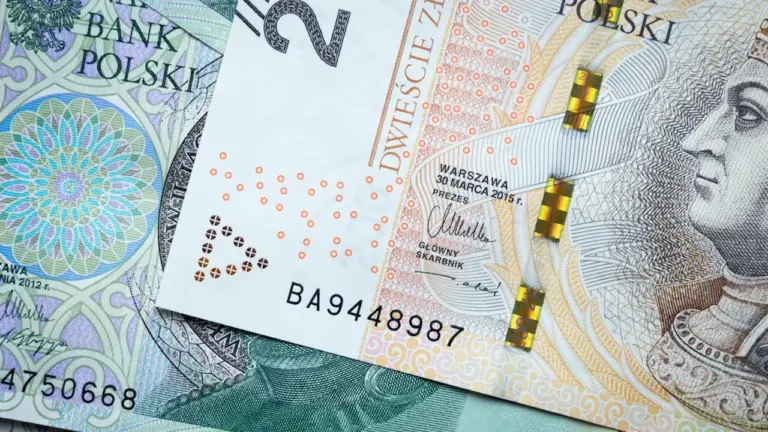 Zbliżenie na banknot o nominale dwustu złotych, polska waluta w wysokiej rozdzielczości.