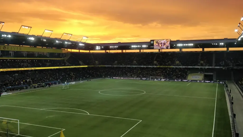 Widok na stadion piłkarski w Solnej podczas zachodu słońca przed wieczornym meczem.