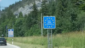 Tablica informacyjna przy drodze oznaczająca wjazd do Republiki Federalnej Niemiec na granicy