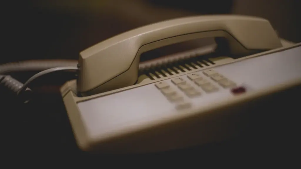 Klasyczny telefon stacjonarny symbolizujący komunikację w sytuacjach wymagających zachowania czujności i spokoju.