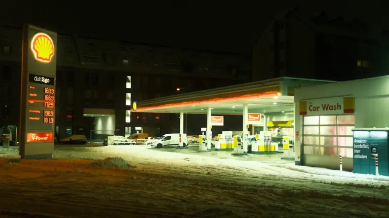Ceny paliw: czy tańsza stacja obniży koszt jesiennej trasy?