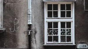 Symbol Polski Walczącej namalowany na ścianie starego budynku w Warszawie.